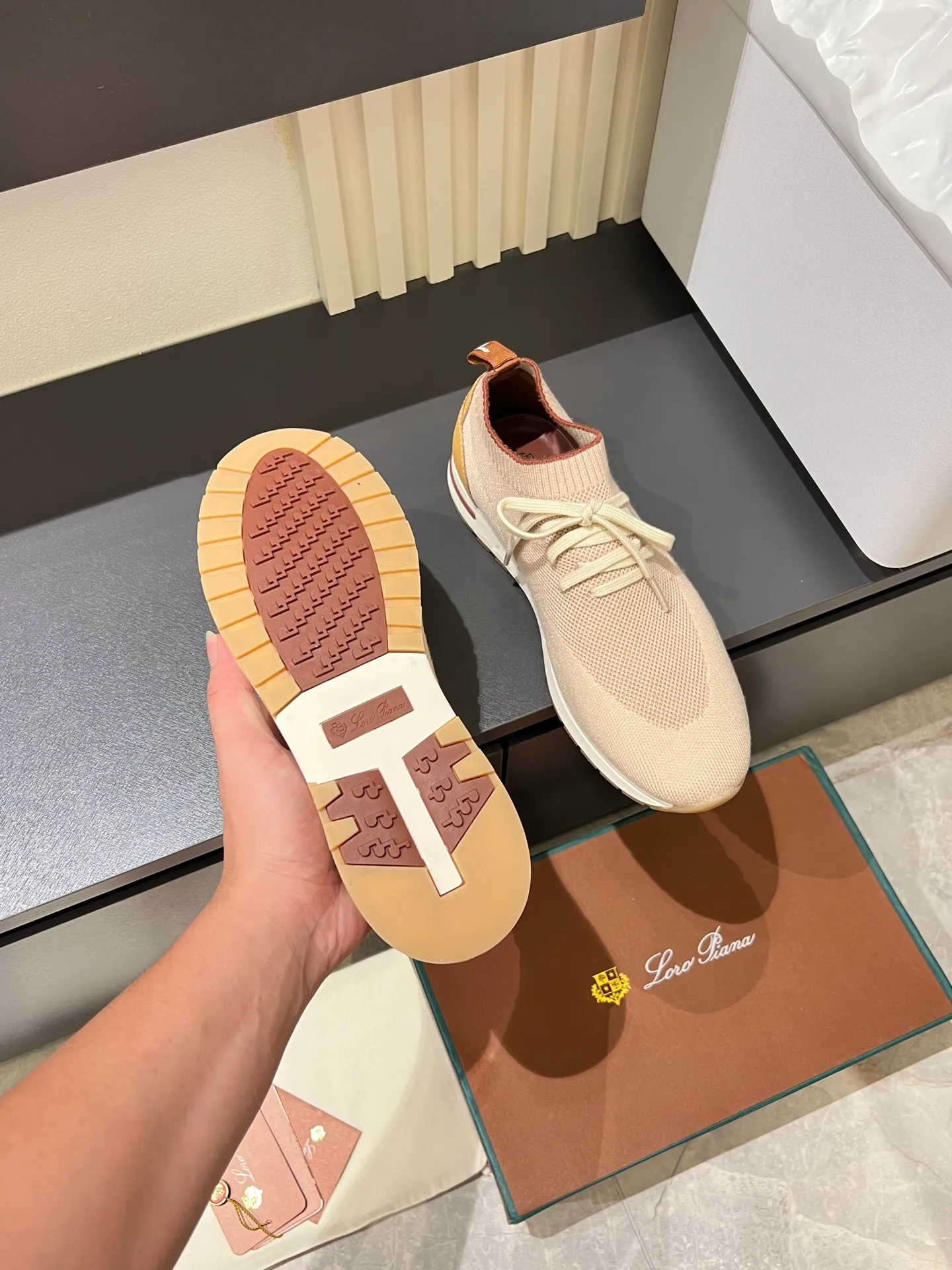 Men's Men's Shoes 💰p380 Loro Men's Shoes 💰piana/Noyo Piana 360 L Men's Shoes 💰p Flexy Walk Men's Sports Shoes These sports shoes are made of knitted wool uppers, and the heel is wrapped in smooth calf leather. Merino sheep are selected from Australia and New Zealand. The upper is machine-woven like a sweater, and then equipped with a white rubber outsole and a Kummel-colored sole. It is both beautiful and non-slip. The fabric is 100% cashmere and the insole is calf leather. It is super comfortable on the feet! Comes with full original packaging! Multiple colors available! Size: 38-44 (45 customized)